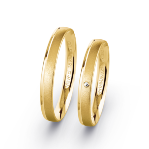 Argollas Matrimonio. 8 grs Oro Amarillo. 18 kts, Diamante 2 ptos. 4mm, Mateadas y línea Brillo. Modelo 5135-8